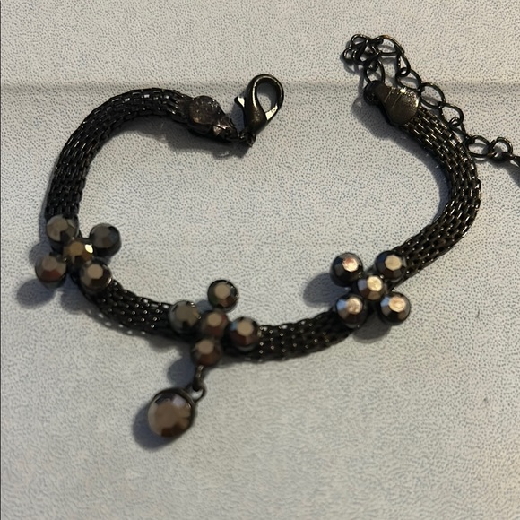 Jewelry - Mesh type bracelet with flower type embellishments